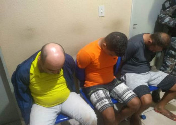 Trio acusado de assalto é preso dentro do Comercial Carvalho em Picos